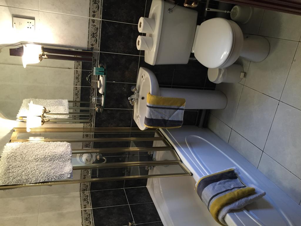 Caldhame House Hotel Crumlin  ภายนอก รูปภาพ