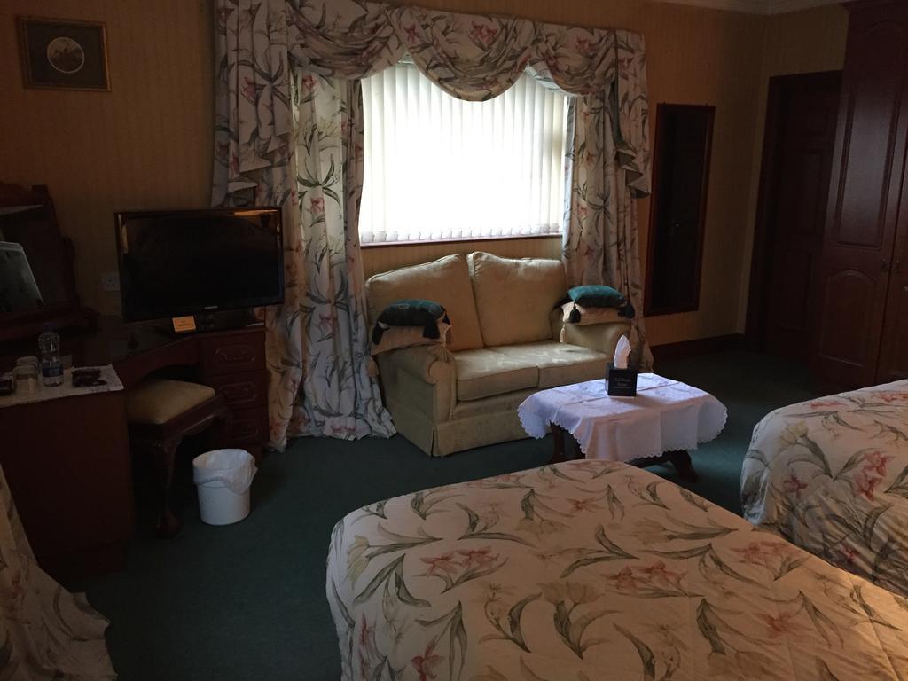 Caldhame House Hotel Crumlin  ภายนอก รูปภาพ