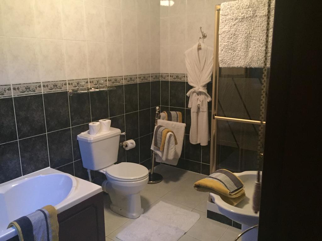 Caldhame House Hotel Crumlin  ภายนอก รูปภาพ