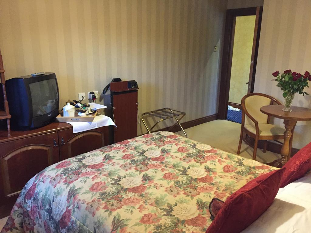 Caldhame House Hotel Crumlin  ภายนอก รูปภาพ