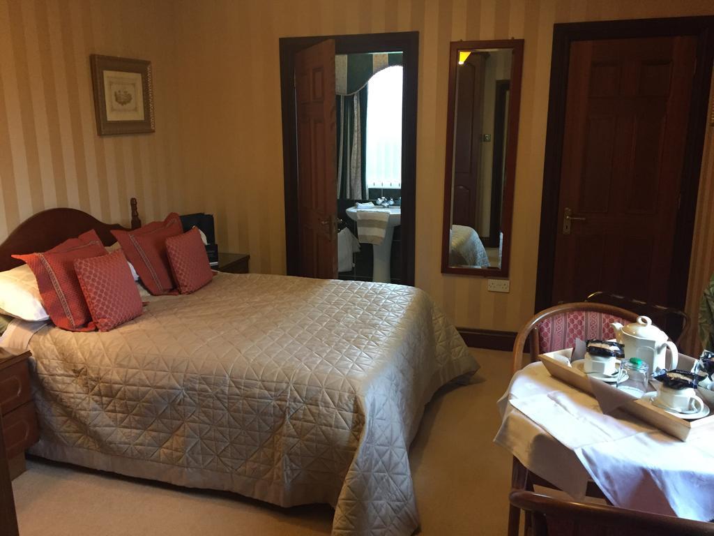 Caldhame House Hotel Crumlin  ภายนอก รูปภาพ